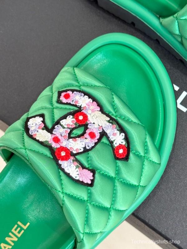 2025 Women Chanel Green Quilted Leather Slippers Embroidered LY00360
