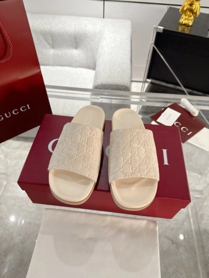 2025 Unisex Gucci Beige Embossed Leather Slippers Double G AS00240
