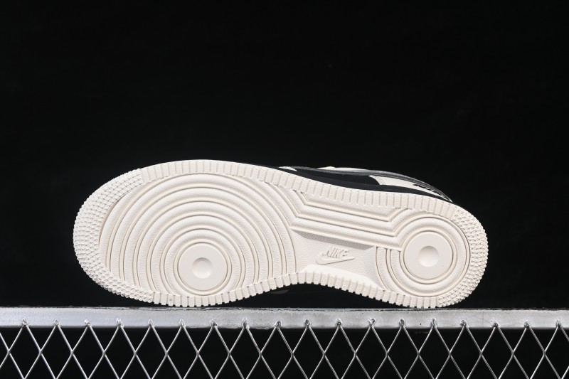 Nike Air Force 1 '07 Low Casual Skateboarding Shoes in White and Black - DF0188-132